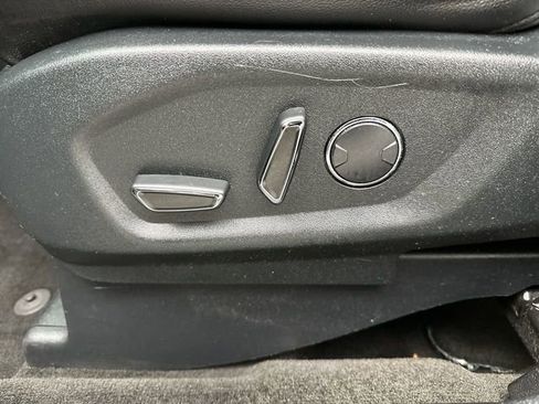 Used 2018 Ford Explorer XLT w/ Equipment Group 202A AWD/4WD image 12