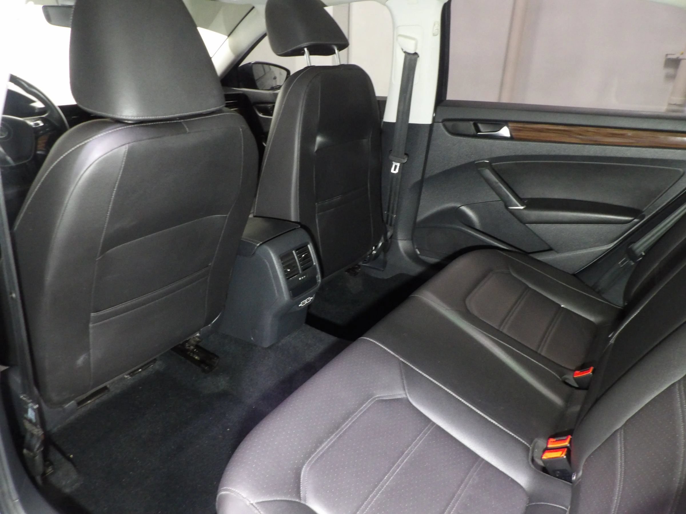 Used 2022 Volkswagen Passat 2.0T FWD image 11