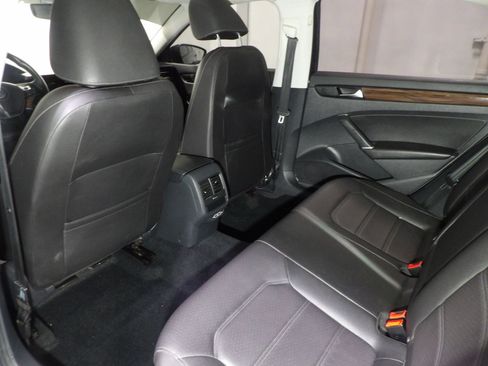 Used 2022 Volkswagen Passat 2.0T FWD image 11