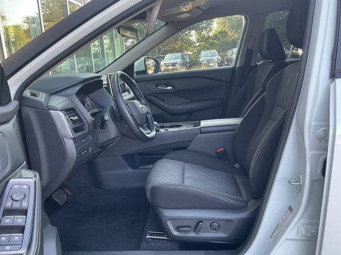 Used 2025 Nissan Rogue SV FWD image 8