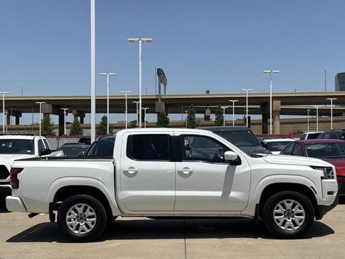 Used 2022 Nissan Frontier SV RWD image 3
