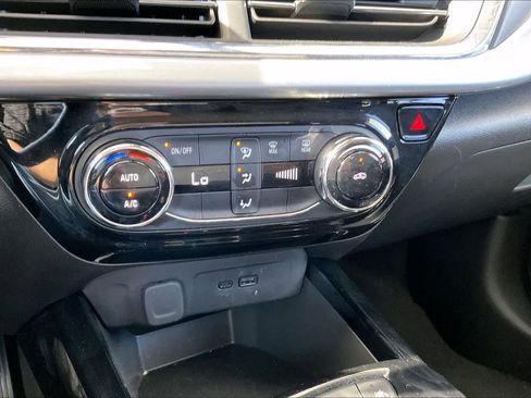 Certified 2025 Chevrolet Trax LT image 32