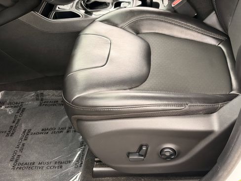Used 2019 Jeep Cherokee Latitude Plus FWD image 18