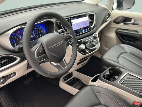 Used 2024 Chrysler Pacifica Touring-L FWD image 14
