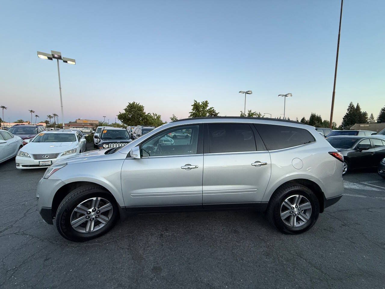 Used 2016 Chevrolet Traverse LT FWD image 4