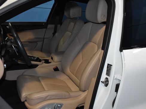 Certified 2025 Porsche Macan AWD/4WD image 5