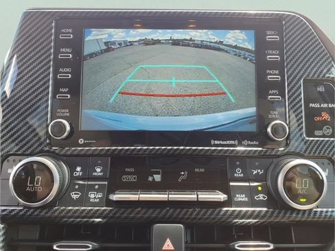 Used 2022 Toyota Highlander XLE AWD/4WD image 19