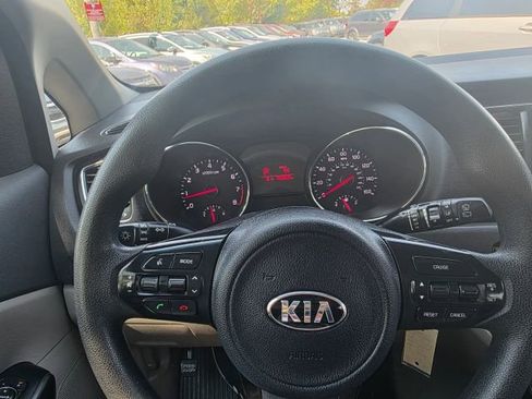 Used 2016 Kia Sedona L image 12