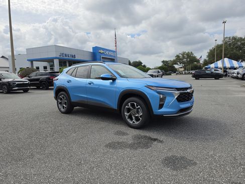 New 2026 Chevrolet Trax LT w/ Sunroof Package FWD image 2