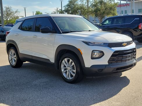 Used 2021 Chevrolet TrailBlazer LS FWD image 3