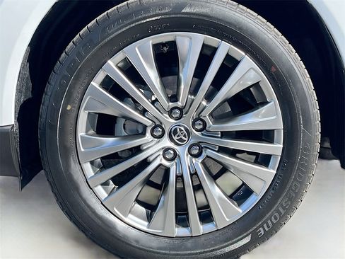Used 2024 Toyota Venza Limited image 33