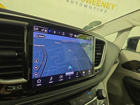 Used 2024 Chrysler Pacifica Limited FWD image 21