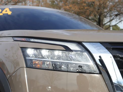 Used 2024 Nissan Pathfinder Platinum image 35