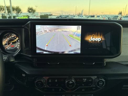 Used 2025 Jeep Wrangler Sahara image 23