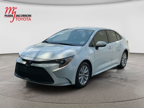 Used 2023 Toyota Corolla LE w/ LE Convenience Package FWD image 1