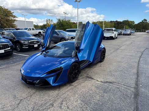 Used 2023 McLaren Artura RWD image 19
