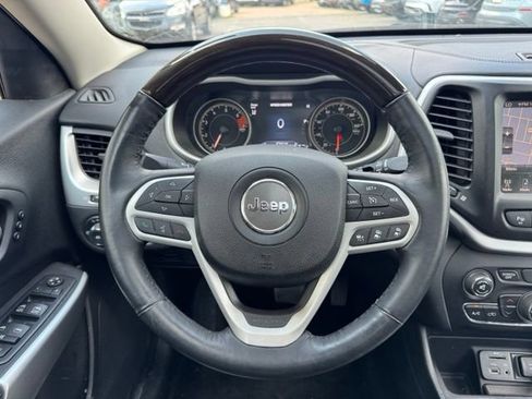 Used 2017 Jeep Cherokee Overland w/ Technology Group FWD image 18