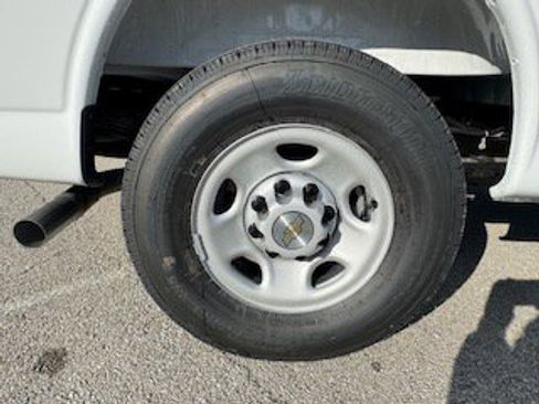 New 2025 Chevrolet Express 3500 LS image 9