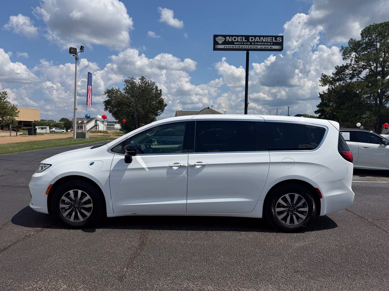 Used 2024 Chrysler Pacifica Limited FWD image 12