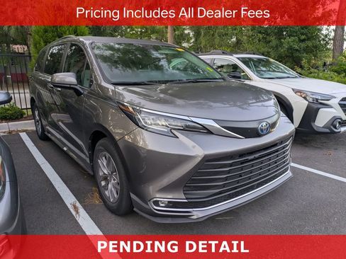 Used 2023 Toyota Sienna XLE FWD image 1