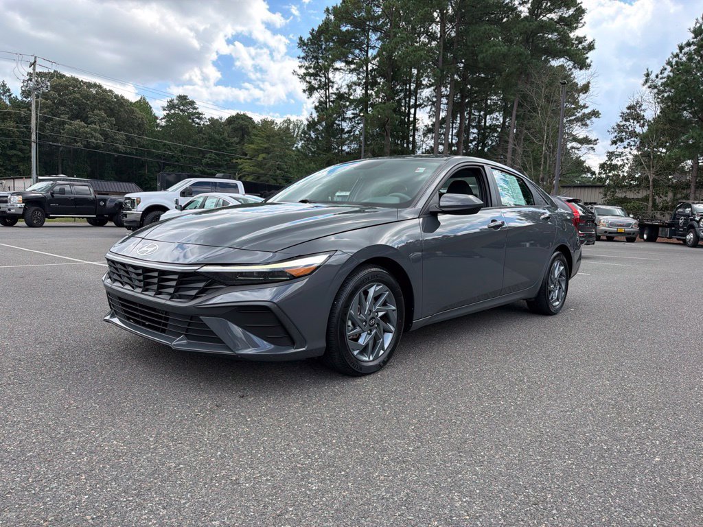 Certified 2024 Hyundai Elantra SEL FWD image 2