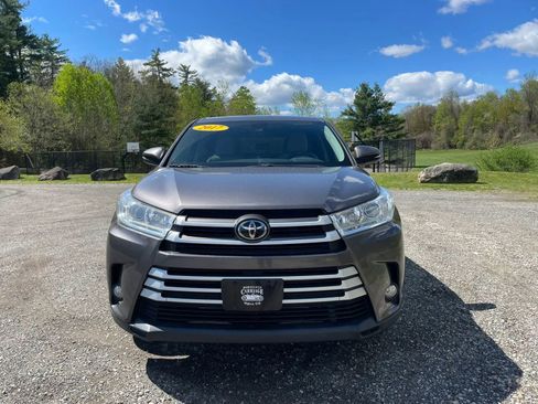 Used 2017 Toyota Highlander Plus AWD/4WD image 8