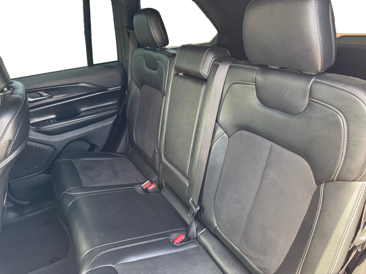 Used 2023 Jeep Grand Cherokee Altitude RWD image 16