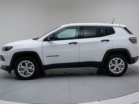 Used 2024 Jeep Compass Sport image 2