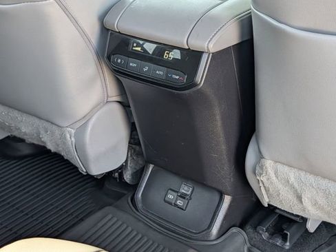 Used 2023 Toyota Highlander XLE AWD/4WD image 35