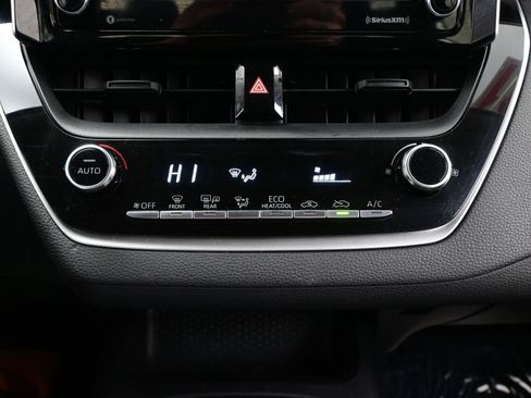 Used 2021 Toyota Corolla LE image 18