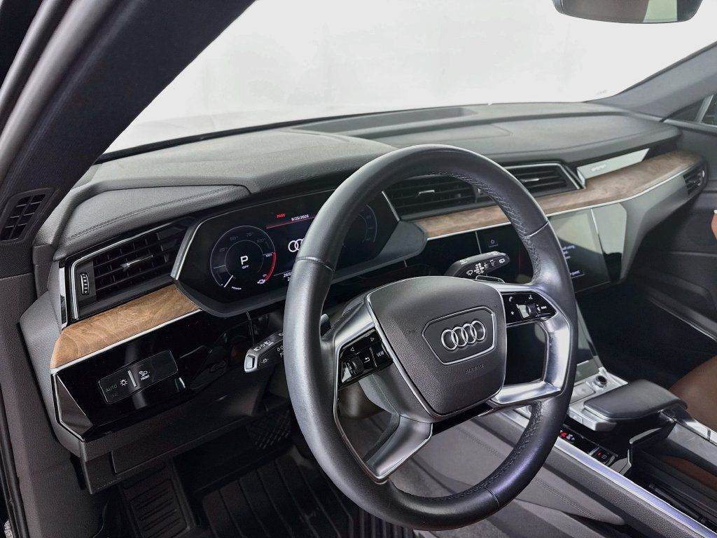 Used 2022 Audi e-tron Premium Plus AWD/4WD image 4