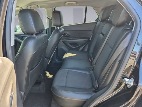 Used 2020 Chevrolet Trax LT w/ LT Convenience Package AWD/4WD image 16