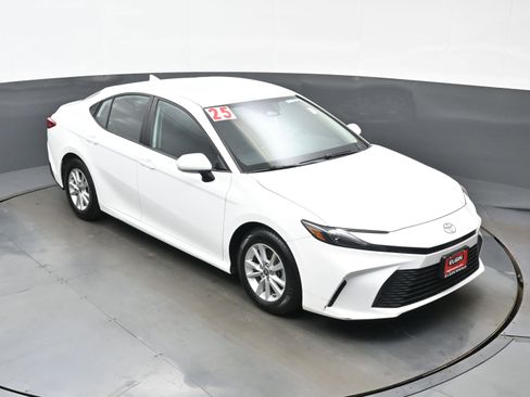 Used 2025 Toyota Camry SE image 32