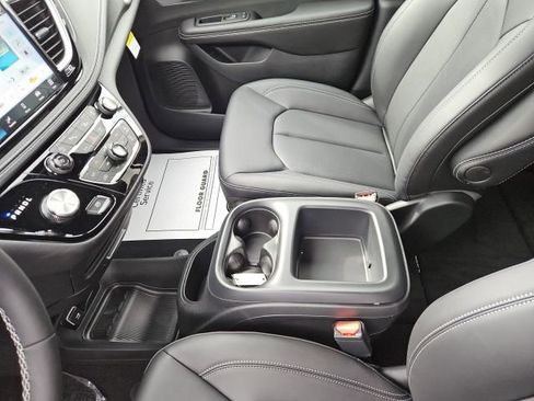 New 2026 Chrysler Pacifica Select image 36