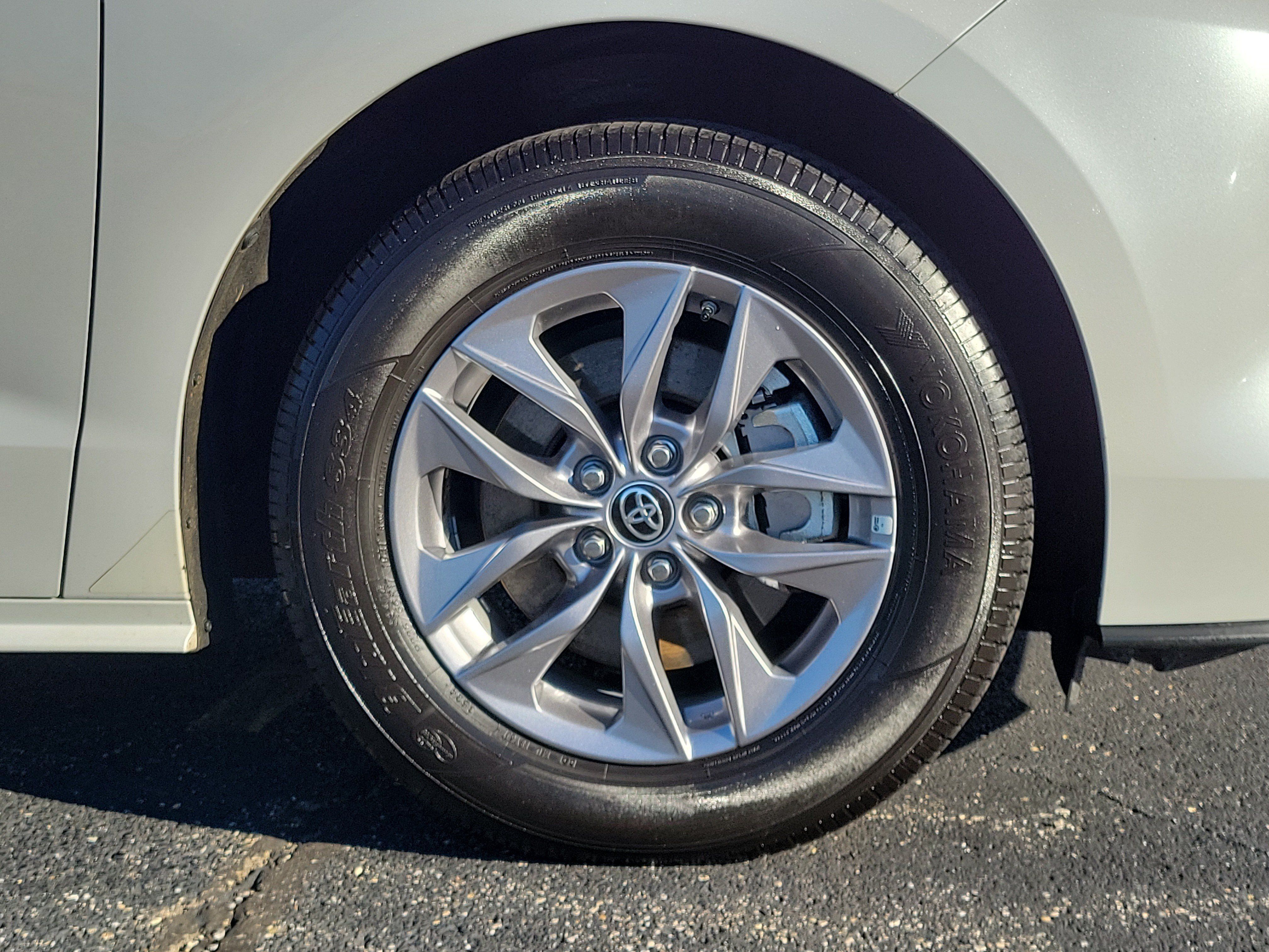 Used 2025 Toyota Sienna XLE w/ XLE Plus Package FWD image 5