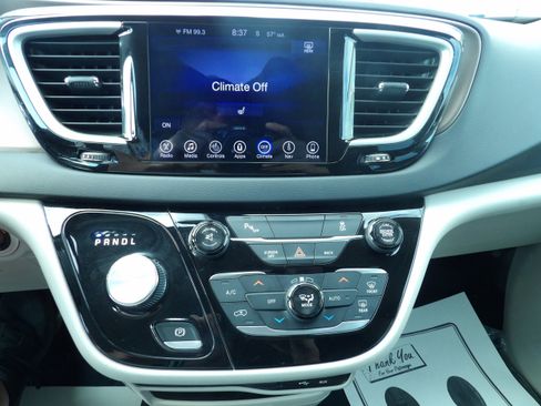 Used 2017 Chrysler Pacifica Touring-L FWD image 15