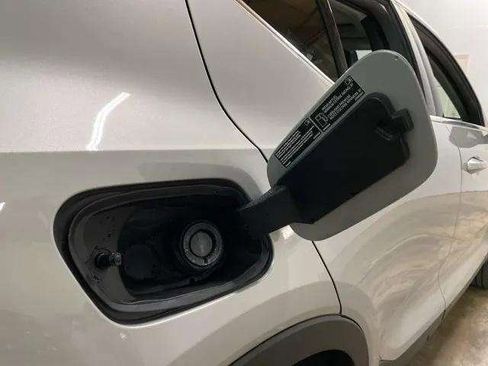 Used 2025 Volvo XC40 B5 Core image 94