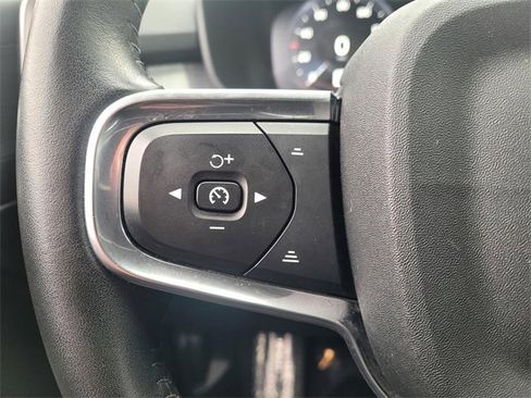 Used 2021 Volvo XC40 T5 Momentum image 24