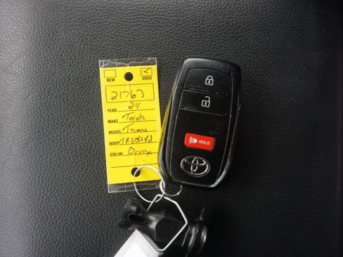 Certified 2024 Toyota Tacoma TRD Off-Road AWD/4WD image 31