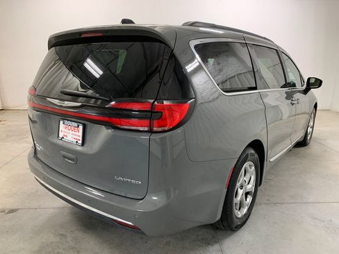 Used 2023 Chrysler Pacifica Limited FWD image 8