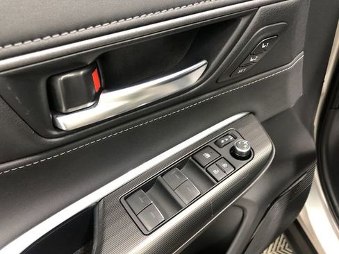 Used 2023 Toyota Venza Limited image 14