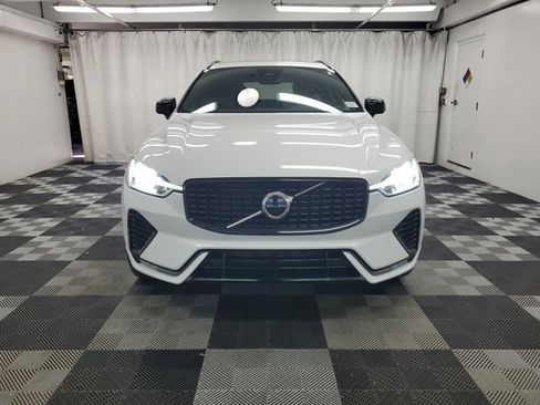 Used 2022 Volvo XC60 B6 R-Design image 2