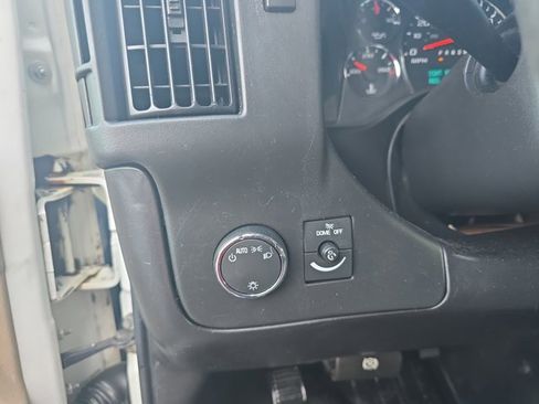 Used 2011 Chevrolet Express 2500 image 16
