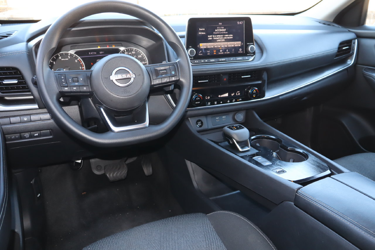 Used 2024 Nissan Rogue SV FWD image 4