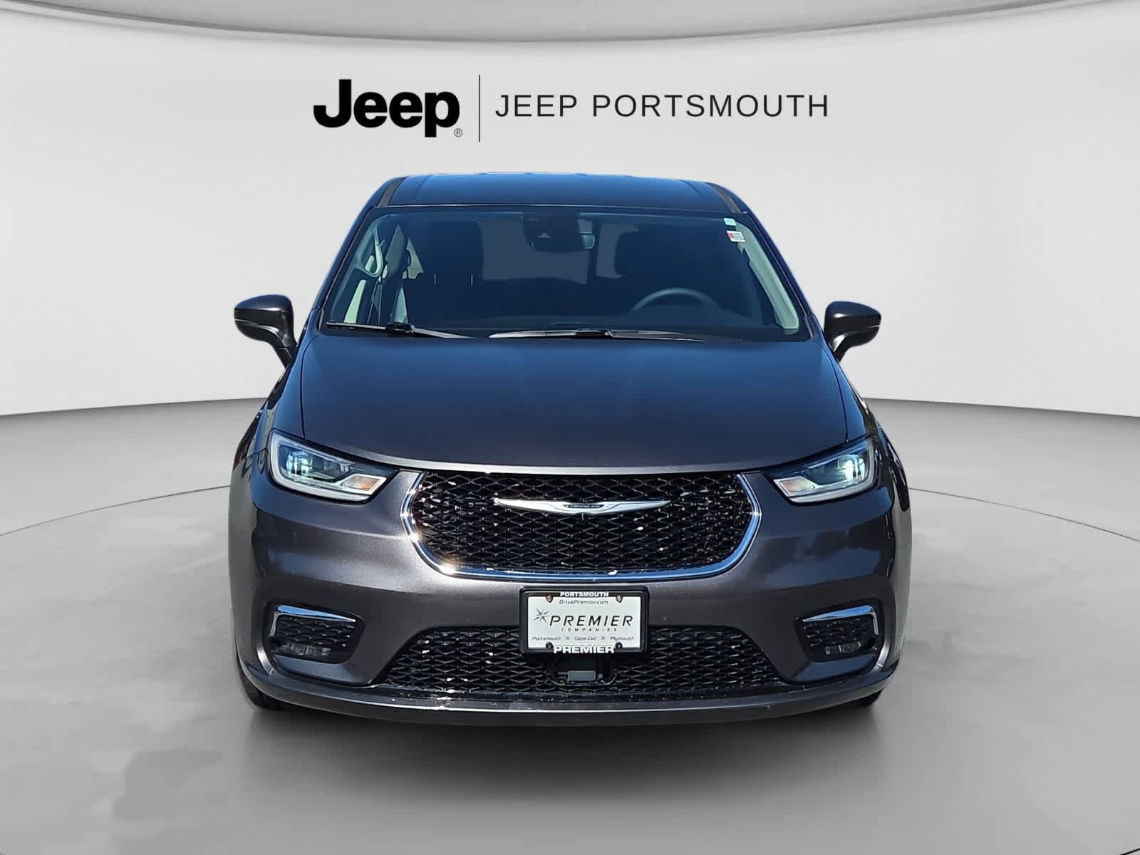 Used 2023 Chrysler Pacifica Touring-L FWD image 2