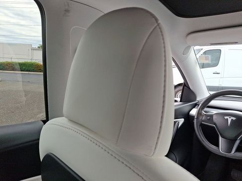 Used 2021 Tesla Model Y Long Range image 14