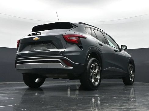 Used 2025 Chevrolet Trax LT FWD image 39