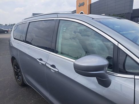 Used 2021 Chrysler Pacifica Touring-L FWD image 36