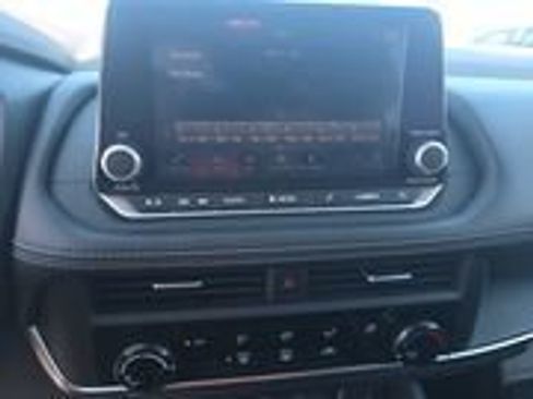 Used 2023 Nissan Rogue S image 10