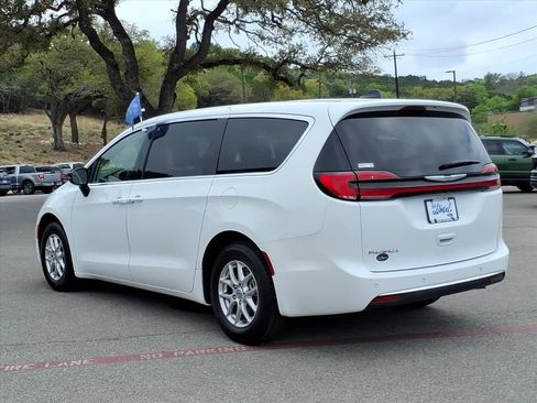 Used 2024 Chrysler Pacifica Touring-L image 12